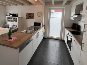 Køleskab, mikrobølgeovn, ovn, kogeplade