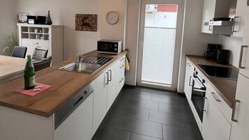 Een koelkast, een microgolfoven, een oven, een kookplaat