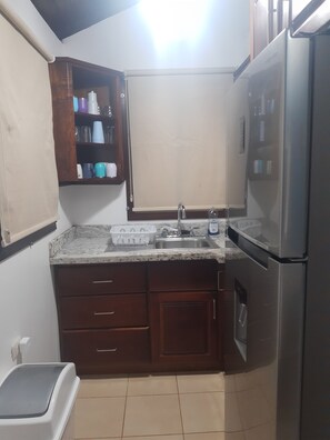 Een koelkast, een oven, een kookplaat, een koffiezetapparaat/waterkoker