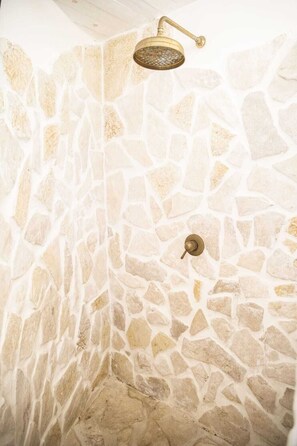 Dusche, Haartrockner, Bidet, Handtücher