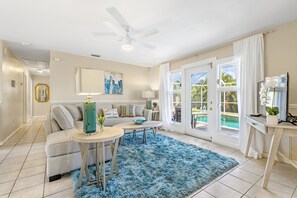 TV - Impressive Sunsets, Pet-friendly, Heated Pool- Nostra Palazzo on the Canal - Roelens Vacations (Cape Coral)
