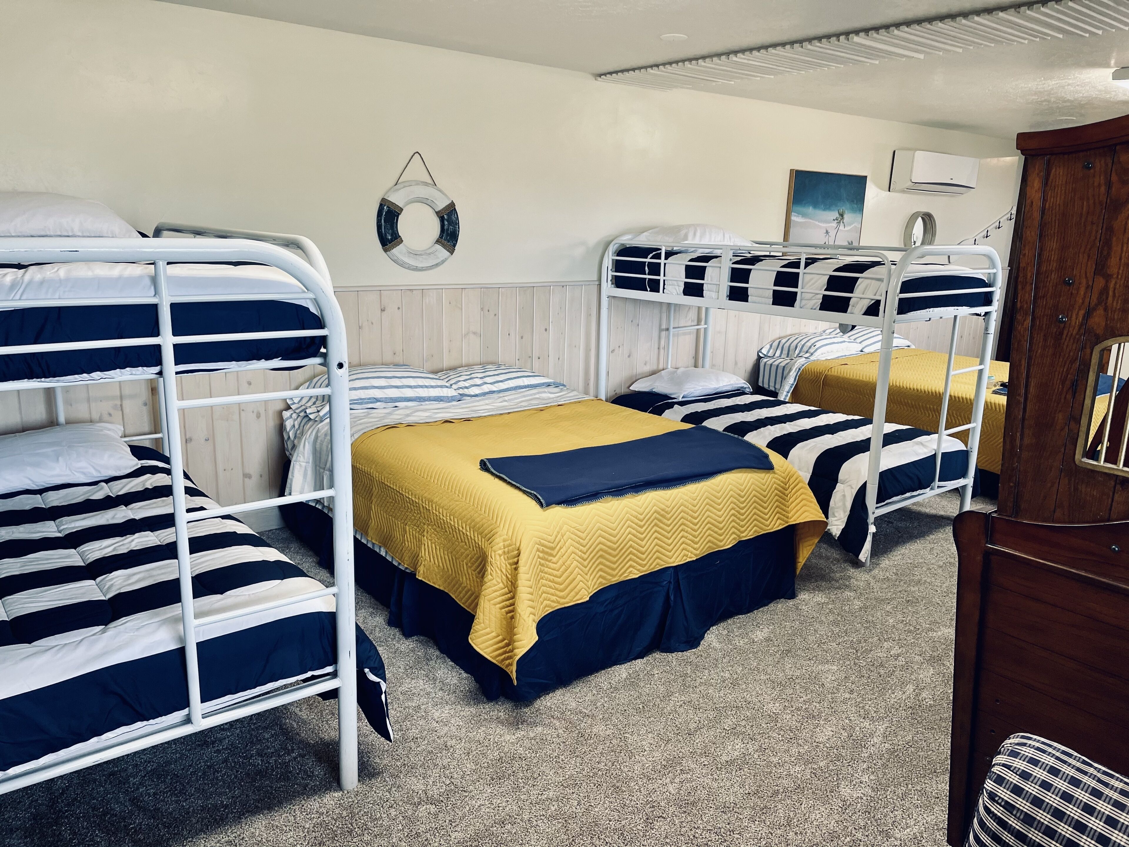 Sleeps up to 43 Private Clubhouse, Sand Volleyball, Playground, 6miles to Quarry