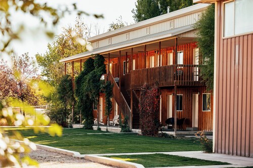 Secluded South Getaway Sleeps 43+ Clubhouse, Reunions, Dinosaur Quarry nearby