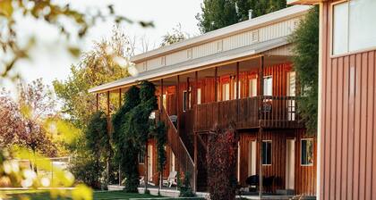 Secluded South Getaway Sleeps 43+ Clubhouse, Reunions, Dinosaur Quarry nearby