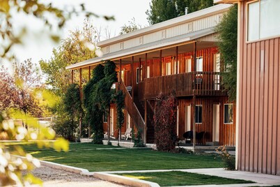 Secluded South Getaway Sleeps 43+ Clubhouse, Reunions, Dinosaur Quarry nearby