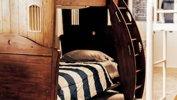 8 habitaciones, tabla de planchar con plancha y cuna de viaje