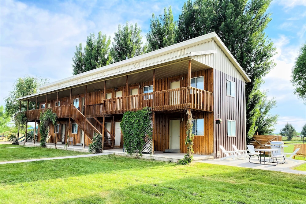 Sleeps up to 43 Private Clubhouse, Sand Volleyball, Playground, 6miles to Quarry
