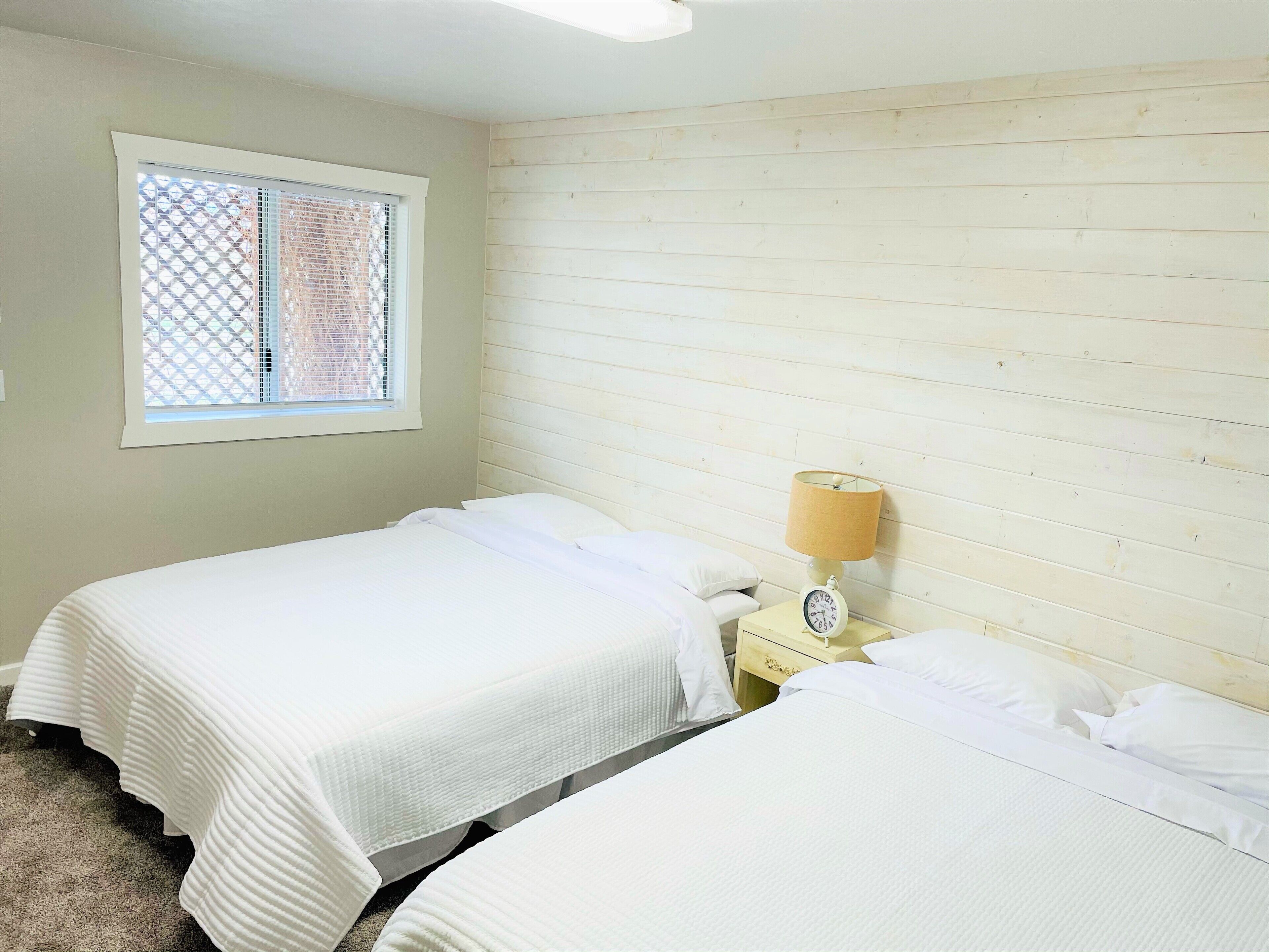 Sleeps up to 43 Private Clubhouse, Sand Volleyball, Playground, 6miles to Quarry