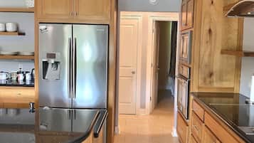 雪櫃、微波爐、焗爐、爐具