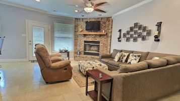 智能電視、壁爐、音響