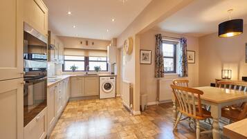 House | Private kitchen | Fridge, microwave, oven, stovetop