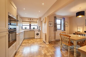 House | Private kitchen | Fridge, microwave, oven, stovetop