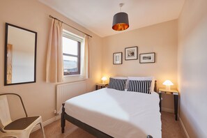 Maison | Salle de bain | Baignoire et douche séparées, serviettes fournies