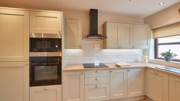 House | Private kitchen | Fridge, microwave, oven, stovetop