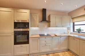 House | Private kitchen | Fridge, microwave, oven, stovetop