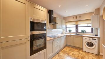 House | Private kitchen | Fridge, microwave, oven, stovetop