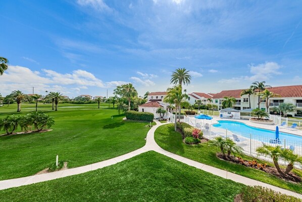 A heated pool - Vista Verde E Beautifully Updated, 'Contemporary Condo' (St. Petersburg)