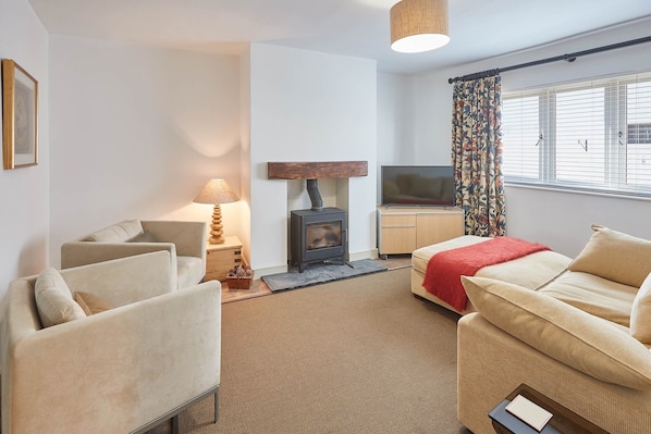 Cottage | Living area | 32-inch flat-screen TV with digital channels, TV