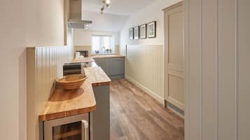 Cottage | Private kitchen | Fridge, microwave, oven, stovetop