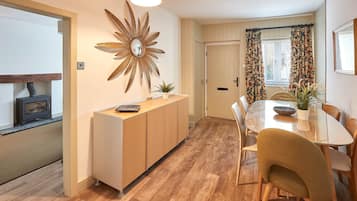 Cottage | In-room dining