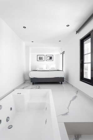 Premium bedding, pillow-top beds, in-room safe, individually decorated - MELO Athens (Athens)