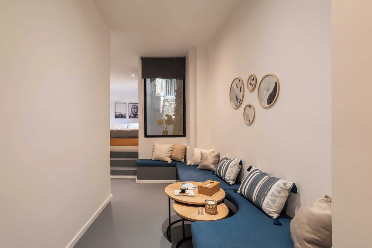 Habitación Confort doble | Zona de estar | Smart TV de 40 pulgadas con canales digitales, una televisión