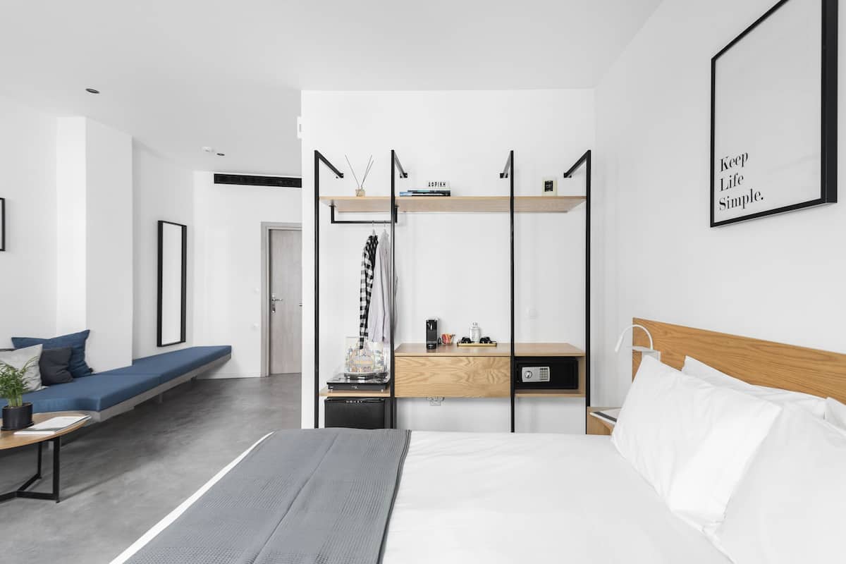 Un dormitorio moderno con una cama litera, un escritorio y una mesita de noche.