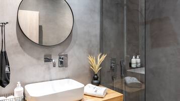 Signature-Doppelzimmer, Whirlpool | Badezimmer | Dusche, Hydromassagedusche, umweltfreundliche Kosmetikartikel