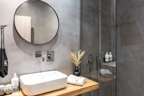Habitación Signature doble, bañera de hidromasaje | Baño | Ducha y cabezal de ducha con hidromasaje