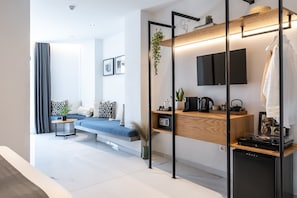 Suite de lujo, bañera de hidromasaje, vistas a la ciudad | 1 dormitorio y ropa de cama de alta calidad