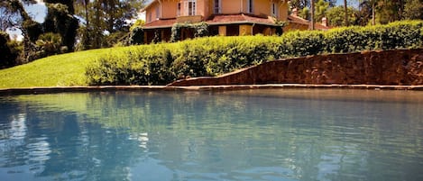 Una piscina al aire libre