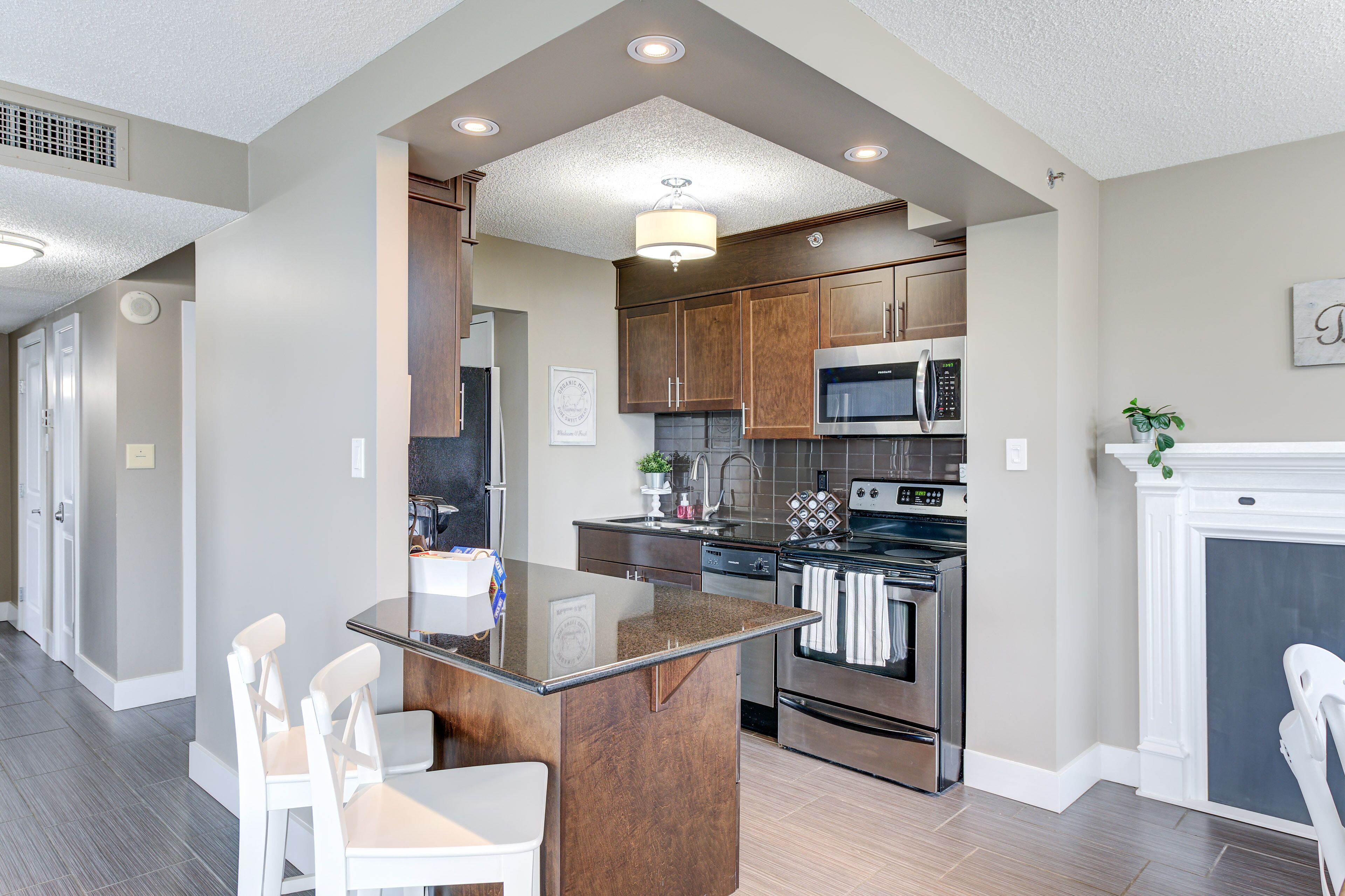 *The Montgomery* - Great views, clean and updated space!