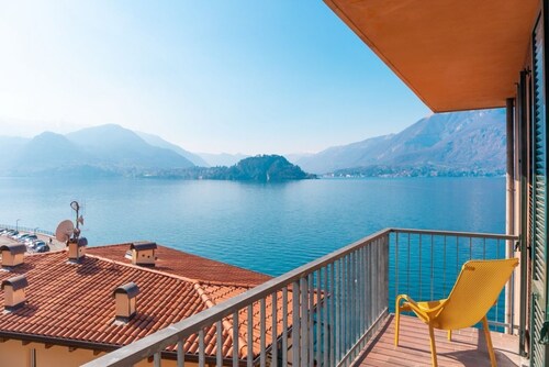 A classically furnished apartment, located right in front of the lake, with a breathtaking view of the Bellagio peninsula, in the center of Lake Como.A few steps from the magical town of Varenna.Fiumelatte takes its name from the Fiumelatte river, which 