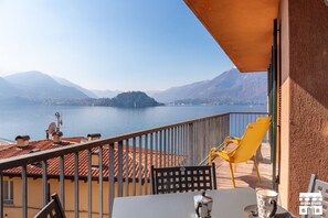 Outdoor dining - A classically furnished apartment, located right in front of the lake, with a breathtaking view of the Bellagio peninsula, in the center of Lake Como.A few steps from the magical town of Varenna.Fiumelatte takes its name from the Fiumelatte river, which  (Fiumelatte)