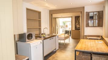 3 kamar tidur, setrika/meja setrika, dan seprai linen