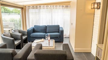 Televisi layar datar 21-inci dengan saluran TV digital, TV, dan perapian