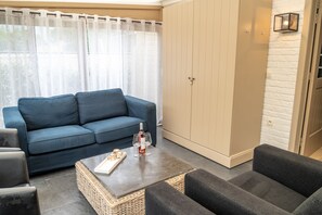 21-inch flat-screen TV with digital channels, TV, fireplace - Diane's Cottage (Knokke-Heist)