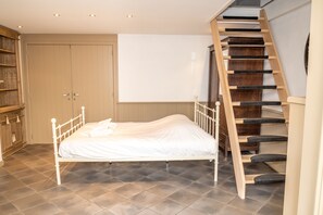3 quartos, ferros/tábuas de passar roupa, roupa de cama