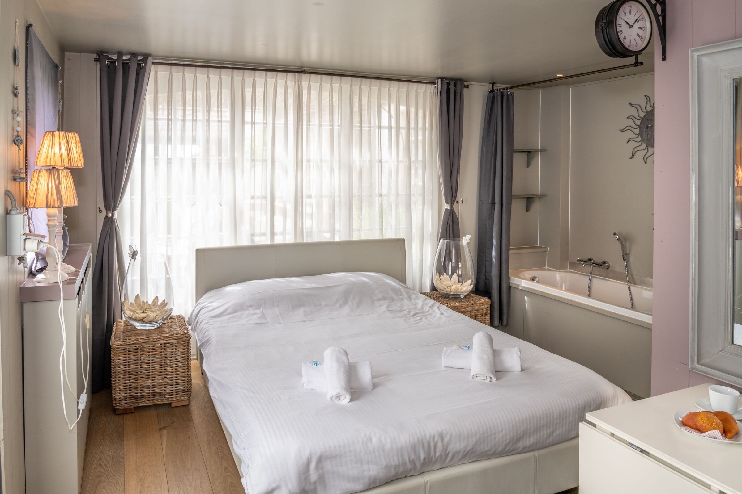 3 bedrooms, iron/ironing board, bed sheets