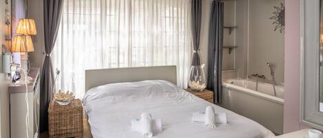 3 bedrooms, iron/ironing board, bed sheets