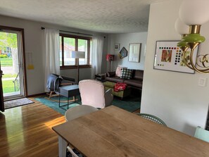 Smart-TV, Tischtennisplatte, Stereoanlage