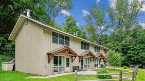 Un bâtiment à deux étages, doté d’un toit en pente, de grandes fenêtres et d’un porche abrité.