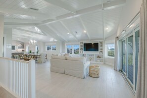 Smart TV, video games, table football - Nearly Beachfront, One house from the beach! Pool and Game Room - Ocean Overlook (Siesta Key)