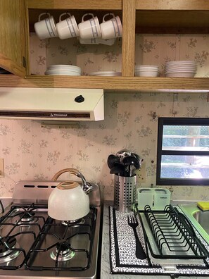 Refrigerador, microondas, horno y parrilla de estufa 