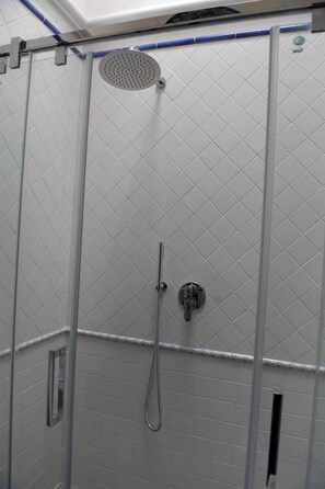 Dusche, Haartrockner, Bidet, Handtücher