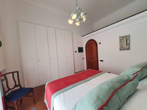 2 chambres, coffres-forts dans les chambres, fer et planche à repasser