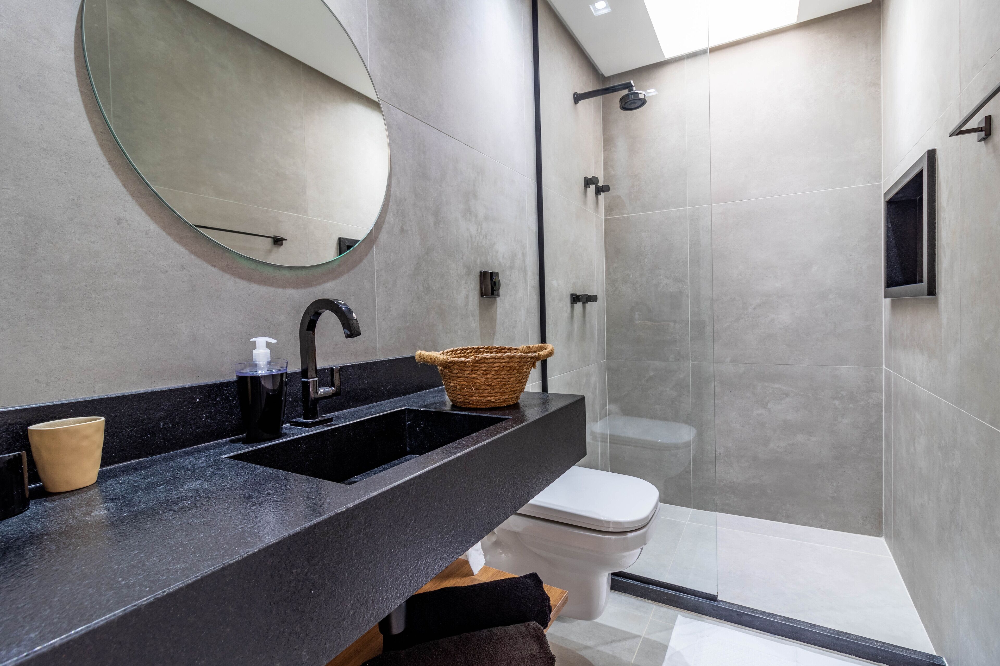 Casa | Banheiro | Chuveiro, secador de cabelo, papel higiênico 