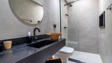 Casa | Banheiro | Chuveiro, secador de cabelo, papel higiênico