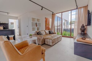 บ้านพัก | บริเวณนั่งเล่น | สมาร์ททีวี 50 นิ้ว พร้อมช่องเคเบิล, ทีวี