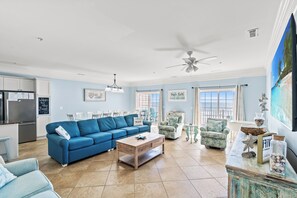 Televisor intel·ligent, reproductor de DVD i futbolí 